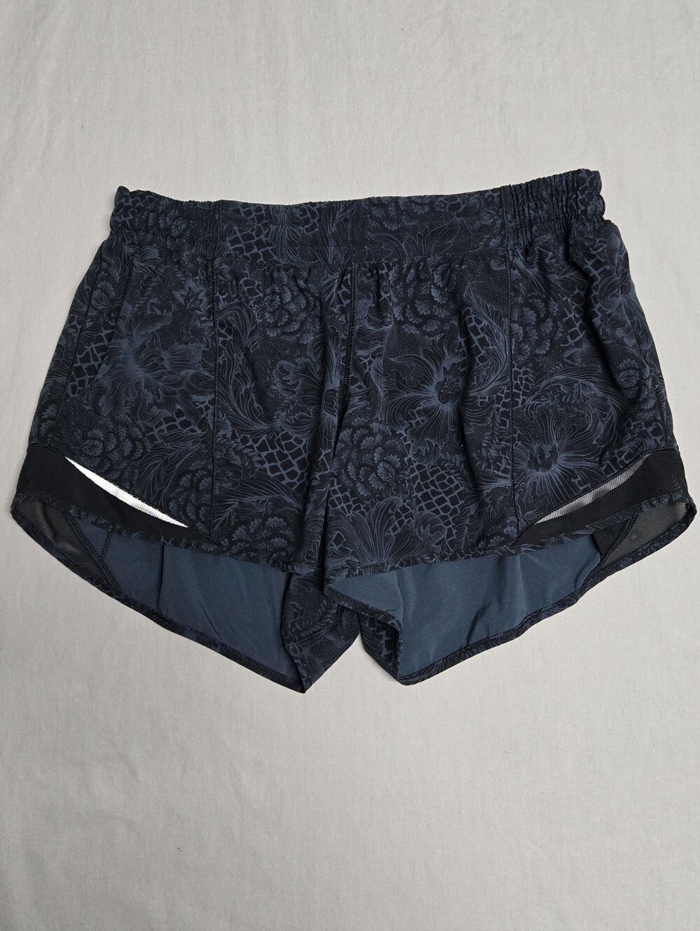 Lululemon Hotty Hot Short II 4" Women's Size 12 Blue Black